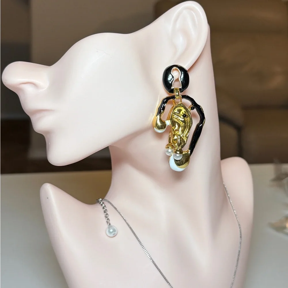 ⚜️ Avant-garde Gold and Black Earrings with Pearl Accents